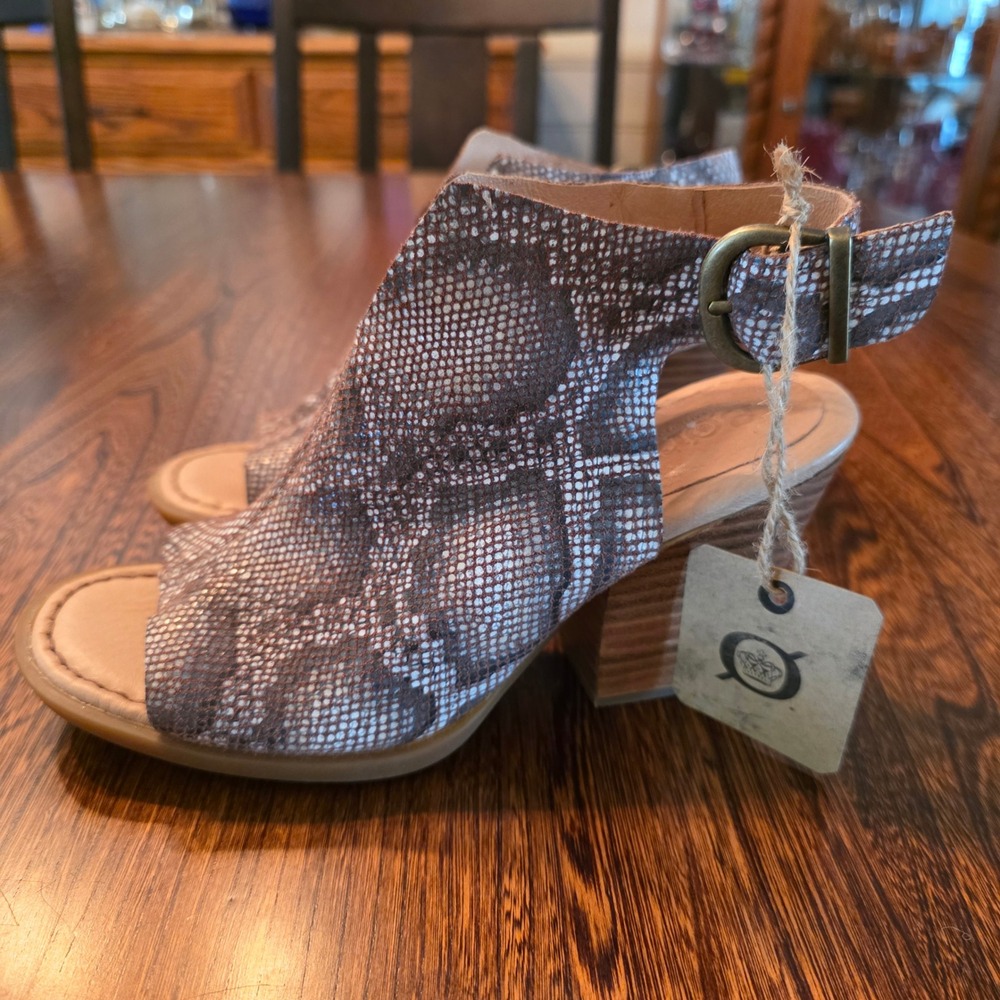 Born Womens Snakeskin Leather Block Heel Sandals Ankle Strap Peep toe Size 6M